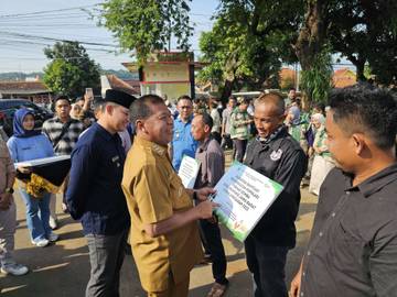 Bupati Majalengka Serahkan Bantuan Pertanian dan Ternak