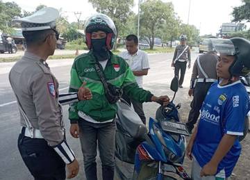 Polantas Majalengka Edukasi Ojol Lewat E-TLE Mobile Handheld 