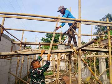 Babinsa Kelurahan Larangan Ikut Kerja Bakti Pembangunan KMP
