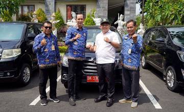 Wabup Tjok Surya Serahkan Kendaraan Dinas ke BNN