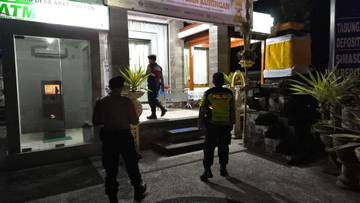 Polsek Bebandem Melaksanakan Kegiatan Patroli Blue Light.