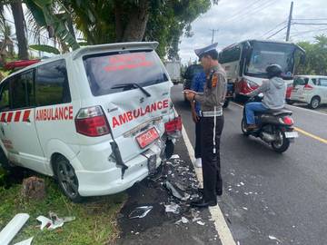 Sopir Mengantuk, Minibus Hantam Ambulans Parkir di Jembrana