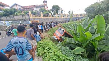 Mobil Angkutan Kota Jurusan Ende-Ndona Masuk Jurang