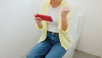 Kebiasaan Membawa Handphone ke Toilet, Ini Dampak Buruknya