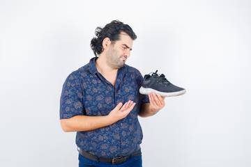 Tips Efektif Menghilangkan Bau Sepatu 