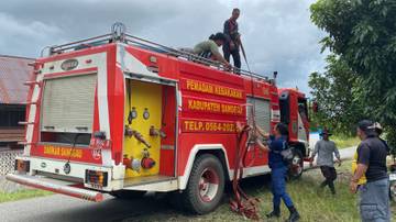 Damkar Sanggau Distribusikan Air Bersih Pascabanjir