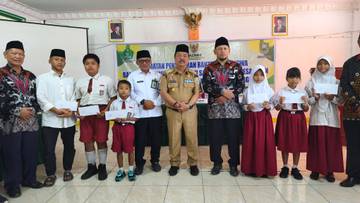 BAZNAS Salurkan Beasiswa untuk Ratusan Pelajar Sanggau