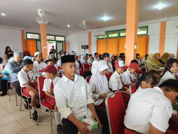 Baznas Sanggau Salurkan Beasiswa untuk 167 Siswa Santri