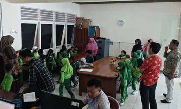 PAUD Al-Islam Kunjungi RRI Fakfak Kenalkan Alat Komunikasi