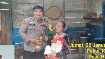 Peduli sesama, Bhabinkamtibmas Polsek Alo'oa Salurkan Sembako