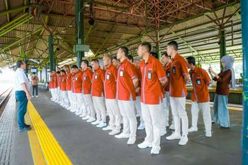 Porter Stasiun Gambir Berikan Layanan Angkut Barang Gratis