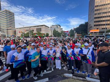 Legislator DKI Meriahkan CFD Fun Walk