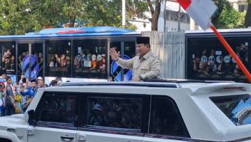 Prabowo Sapa Warga Sebelum Upacara HUT TNI