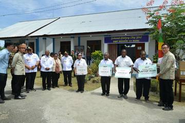 Acer Salurkan Bantuan Sarana Pendidikan Ke Papua Barat