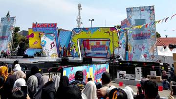 Ribuan Warga Padati Alun-Alun Dahsyat Spektakuler Indramayu