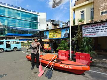 Polri Siagakan Perahu Karet Antisipasi Banjir di Kawasan Benhil
