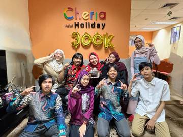 Hanya Tamat SMA, Cheriatna Bawa Keluarganya Keliling Dunia 