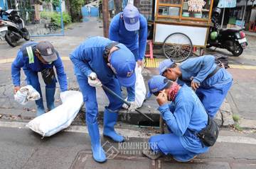 Petugas Gabungan Kerja Bakti Bersama Wali Kota Jakpus