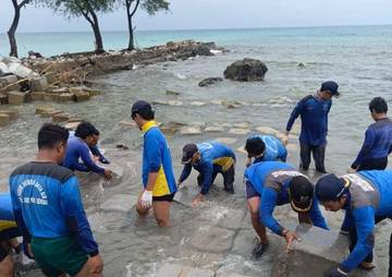 Petugas SDA Bangun Tanggul Pengaman Pantai Pulau Tidung