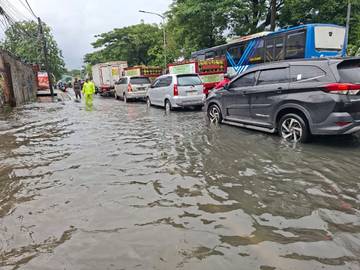 Banjir di Cengkareng, Pengendara Nekat Terobos Jalur Busway