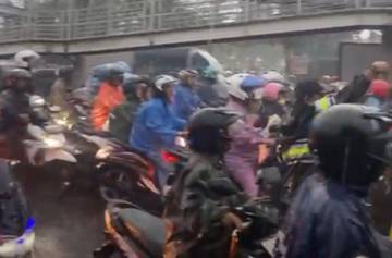 Hujan Deras Kembali Turun, Lumpuhkan Lalin Daan Mogot