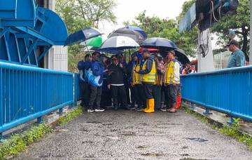 Gubernur Jakarta-Wamen PU Tinjau Pintu Air Cengkareng Drain