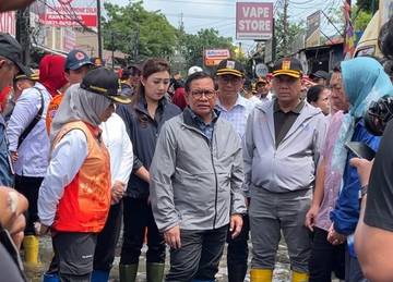 Tinjau Pengungsian, Pramono Salurkan Bantuan Warga Terdampak Banjir
