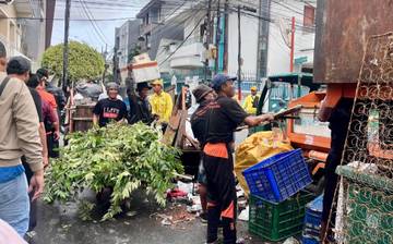 Gerebek Lumpur Petojo Utara Antisipasi Genangan Hujan