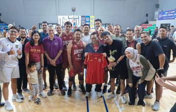 Pramono Serahkan Piala Kejuaraan Bola Basket Triwarga 2026