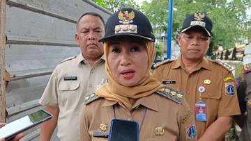 Pemkot Jakbar Fokus Bersihkan Sampah Pasca Banjir