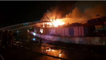 Sedang Bongkar Muat, Kapal Ikan Terbakar 