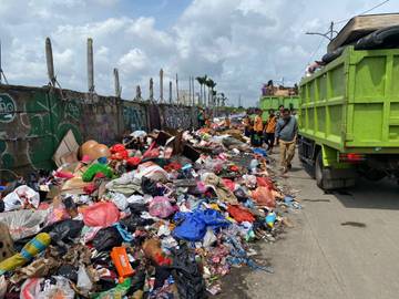 Ratusan Ton Sampah Banjir Diangkut Dari Kali Mookervart