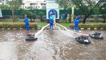 Para Pengendali Air Banjir di Jakarta