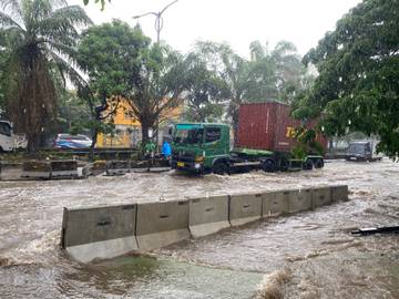 Banjir 40 Cm Rendam Jalan Daan Mogot Jakbar