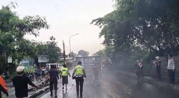Arus Cakung Cilincing Macet, Ada Truk Kontainer Terguling