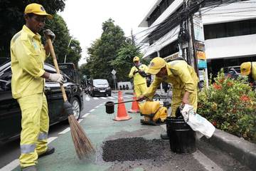 Hujan Sebabkan Jalan Rusak, Pengendara Diminta Waspada