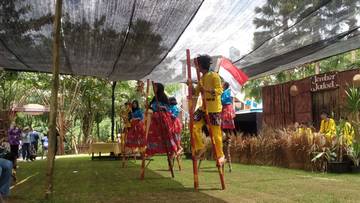 Tanoker Tampilkan Tarian Egrang di Jember Jadoel