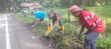 TNI–Perhutani Bersihkan Jalur Lintas Provinsi
