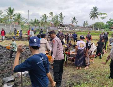 Polsek Pasirian Bantu Bangun Ponpes Lumajang