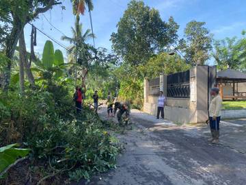 Warga Jambekumbu Bersihkan Jalan Lewat Kerja Bakti