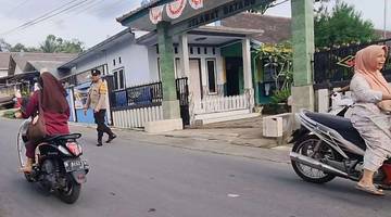 Polsek Pasrujambe Atur Lalu Lintas Pagi