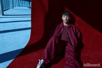Louis Tomlinson Jelaskan Alasan Tak Nyanyikan Lagu 1D