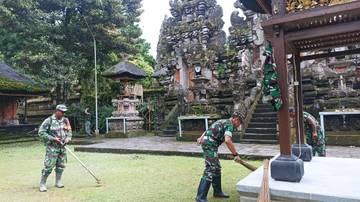 Kerja Bakti di Pura Semeru Agung 
