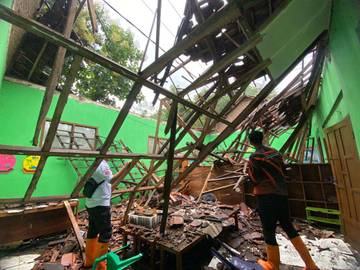 Angin Kencang Rusak Atap Sekolah di Bondowoso