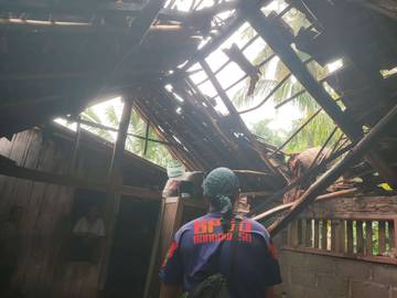 Cuaca Ekstrem Picu Longsor hingga Rumah Ambruk