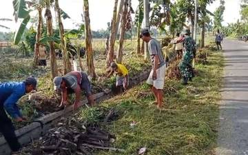 Warga Munder Bersihkan Selokan Antisipasi Banjir