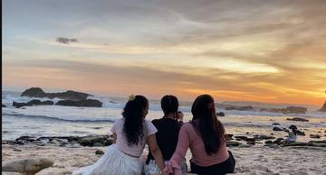 Senja, Sahabat, dan Ombak Papuma