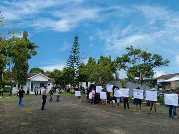 Dugaan Kecurangan Seleksi Kadus, Warga Sumbersalam Geruduk DPRD