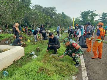 Kerja Bakti Warga Percantik Makam Jogoyudan Lumajang