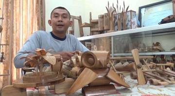 Semangat Sukardi Berkarya dari Kursi Roda